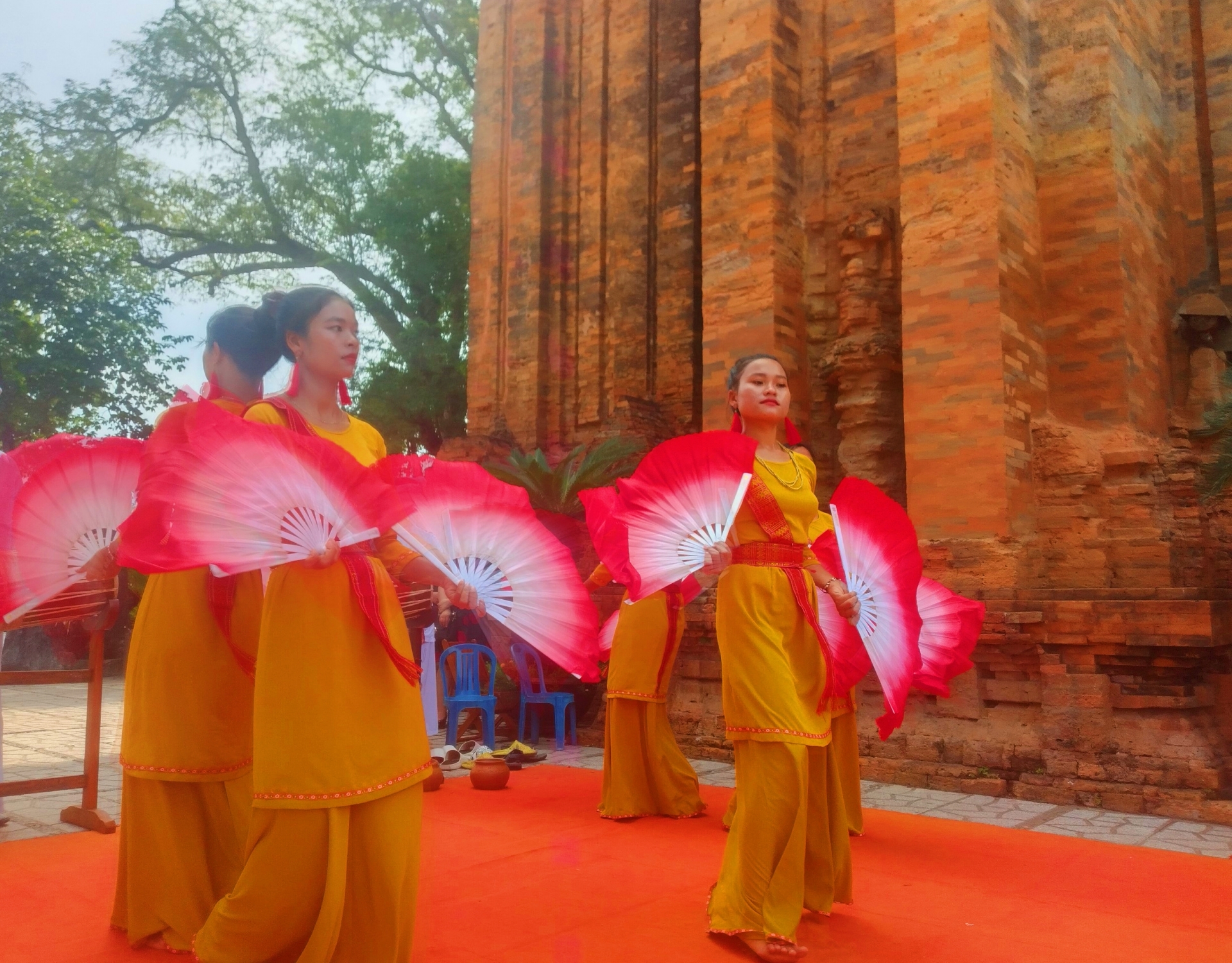 Du lịch phục hồi, hoạt động múa Chăm nhộn nhịp bên ngôi tháp nghìn tuổi