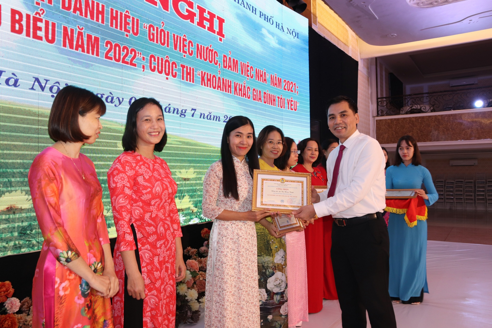 Biểu dương gia đình tiêu biểu, nữ CNLĐ "Giỏi việc nước, đảm việc nhà" Biểu dương gia đình tiêu biểu, nữ CNLĐ "Giỏi việc nước, đảm việc nhà"