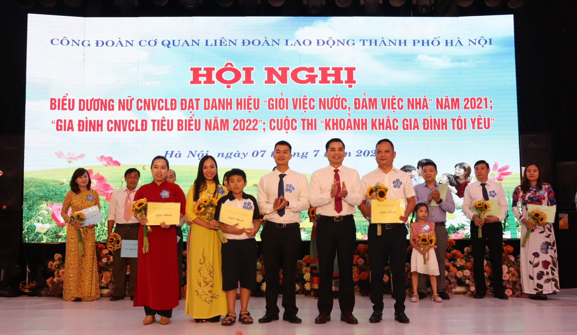Biểu dương gia đình tiêu biểu, nữ CNLĐ "Giỏi việc nước, đảm việc nhà" Biểu dương gia đình tiêu biểu, nữ CNLĐ "Giỏi việc nước, đảm việc nhà"