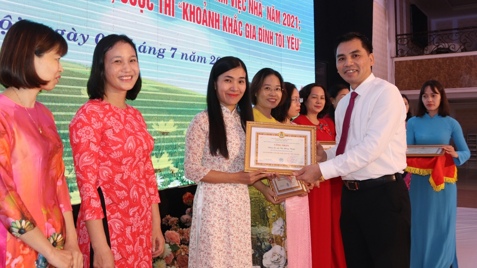 Biểu dương gia đình tiêu biểu, nữ CNLĐ "Giỏi việc nước, đảm việc nhà"