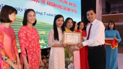 Biểu dương gia đình tiêu biểu, nữ CNLĐ "Giỏi việc nước, đảm việc nhà"