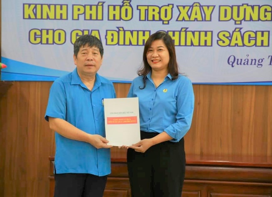 LĐLĐ tỉnh Quảng Trị tiếp nhận hỗ trợ xây dựng nhà tình nghĩa LĐLĐ tỉnh Quảng Trị tiếp nhận hỗ trợ xây dựng nhà tình nghĩa