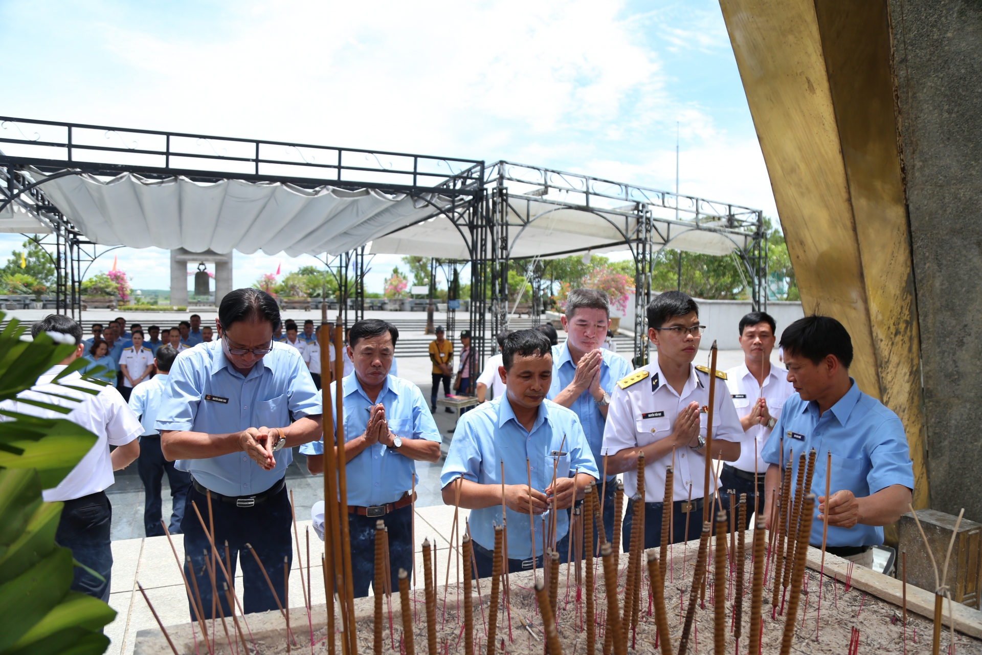 Tổng công ty Tân Cảng Sài Gòn dâng hương các anh hùng liệt sĩ Tổng công ty Tân Cảng Sài Gòn dâng hương các anh hùng liệt sĩ