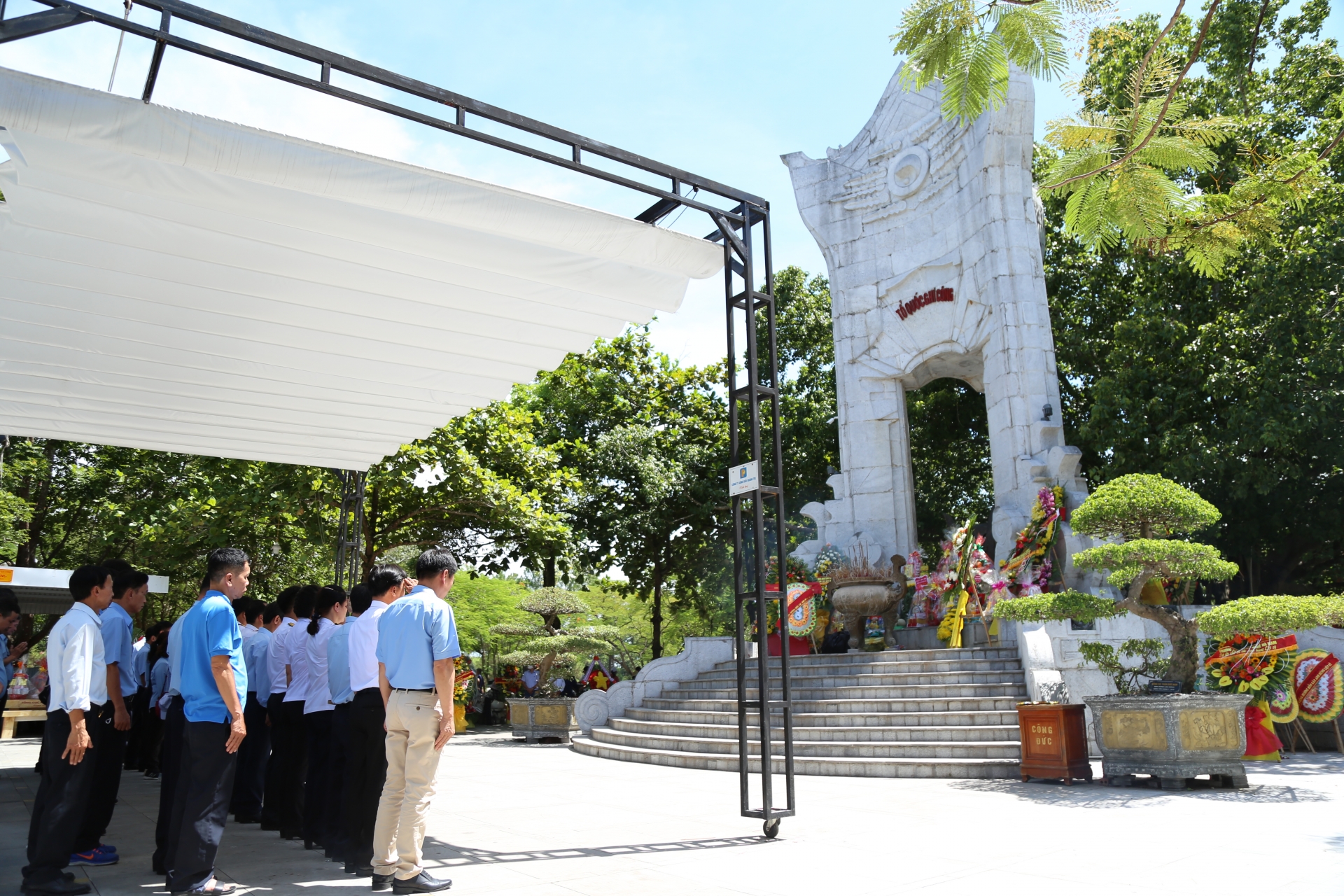 Tổng công ty Tân Cảng Sài Gòn dâng hương các anh hùng liệt sĩ Tổng công ty Tân Cảng Sài Gòn dâng hương các anh hùng liệt sĩ