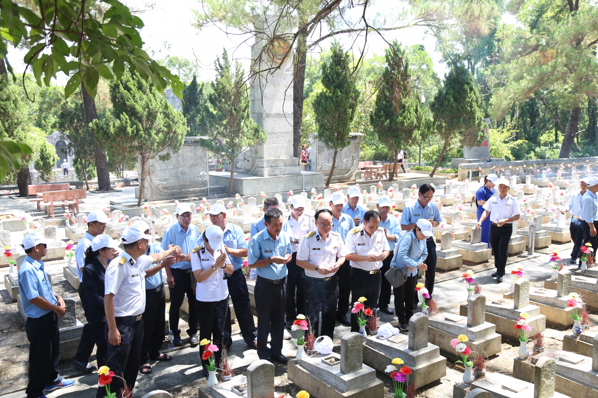 Tổng công ty Tân Cảng Sài Gòn dâng hương các anh hùng liệt sĩ Tổng công ty Tân Cảng Sài Gòn dâng hương các anh hùng liệt sĩ