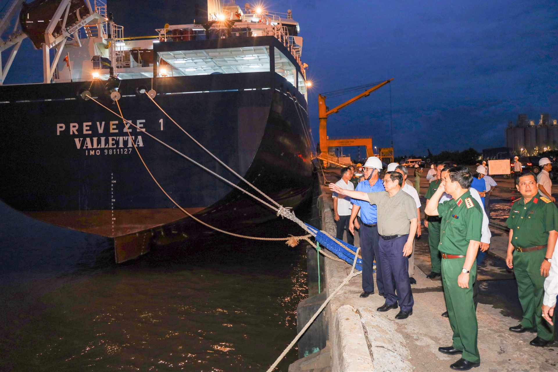 Thủ tướng Chính phủ thăm người  lao  động  cảng Tân Cảng Cái Cui