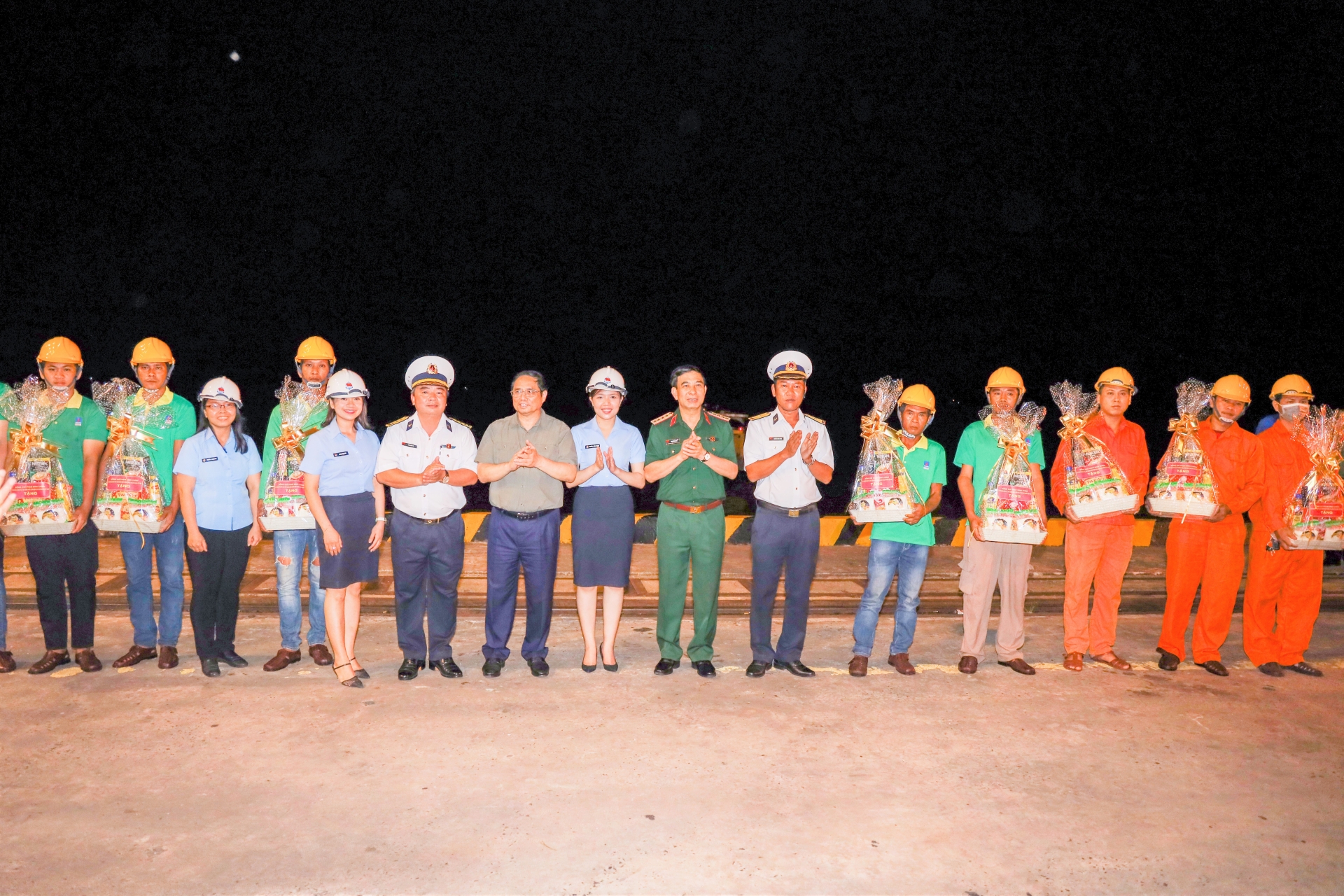 Thủ tướng Chính phủ thăm người  lao  động  cảng Tân Cảng Cái Cui