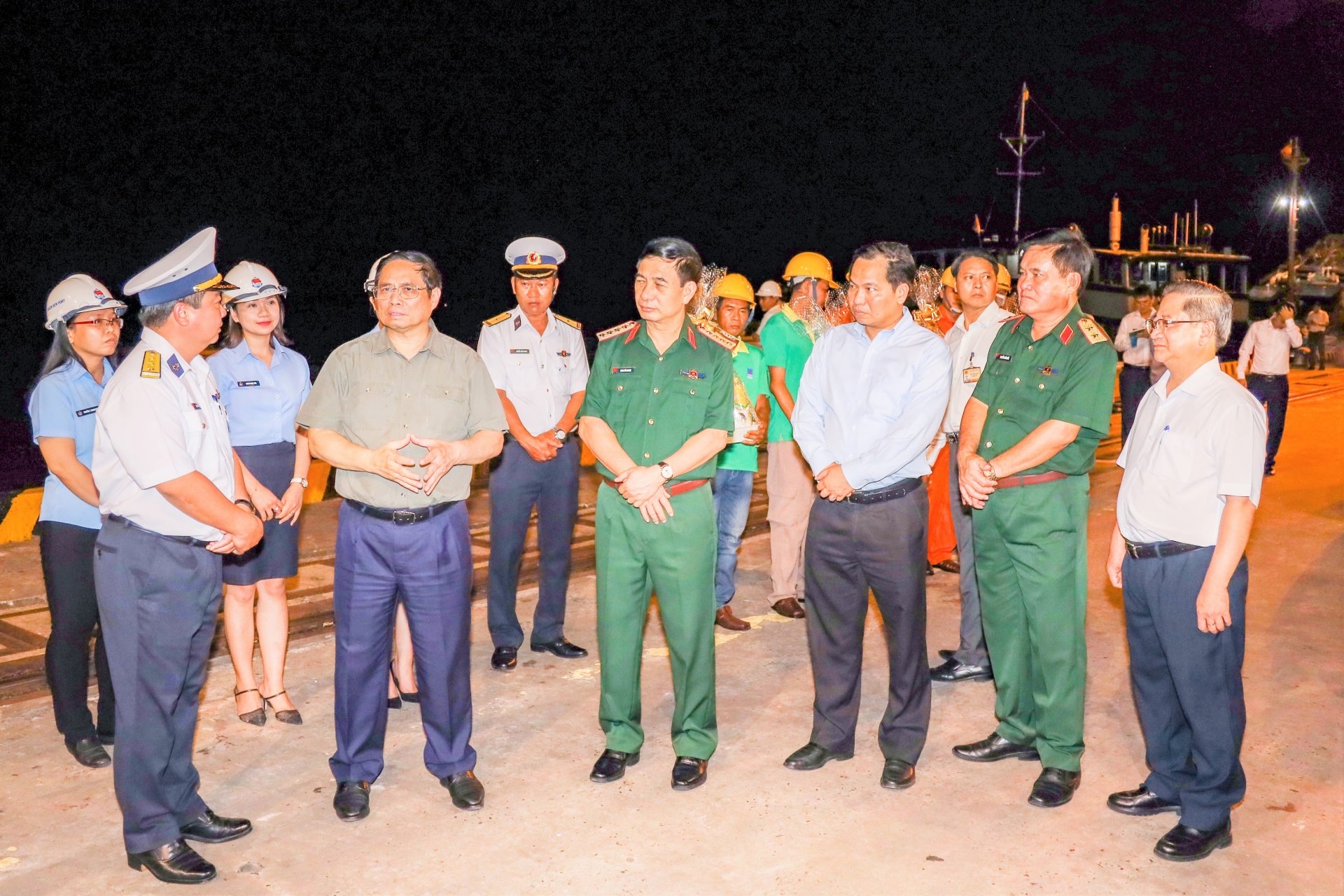 Thủ tướng Chính phủ thăm người  lao  động  cảng Tân Cảng Cái Cui