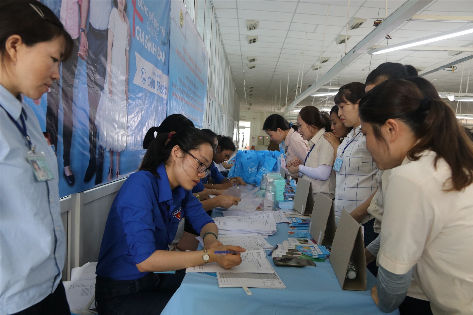 Ngành May: Điều kiện lao động ảnh hưởng sức khỏe thế nào? Điều kiện làm việc ảnh hưởng sức khỏe lao động ngành May thế nào?