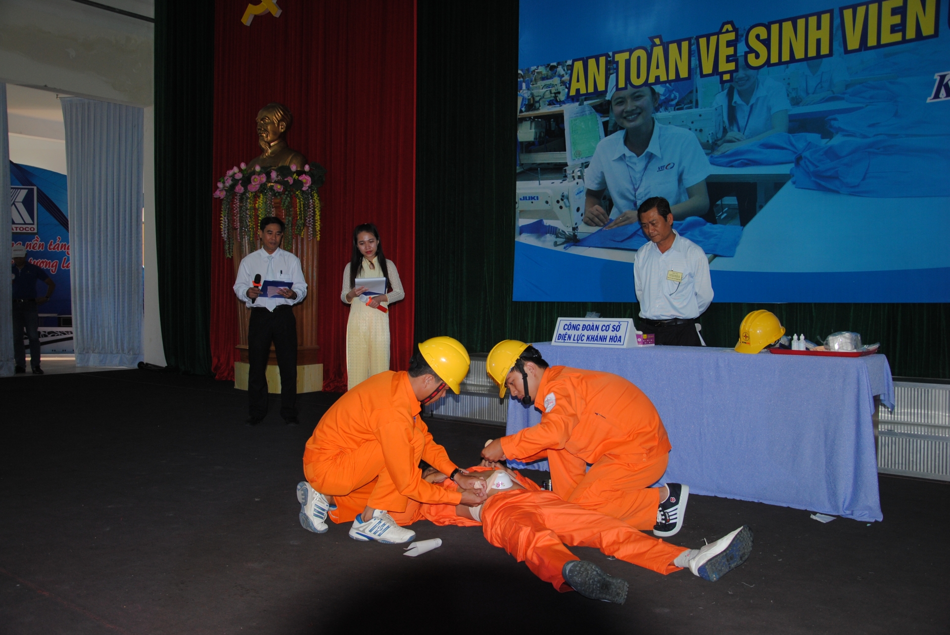 “An toàn, vệ sinh viên đồng hành vì sự đi lên của doanh nghiệp” “An toàn, vệ sinh viên đồng hành vì sự đi lên của doanh nghiệp”