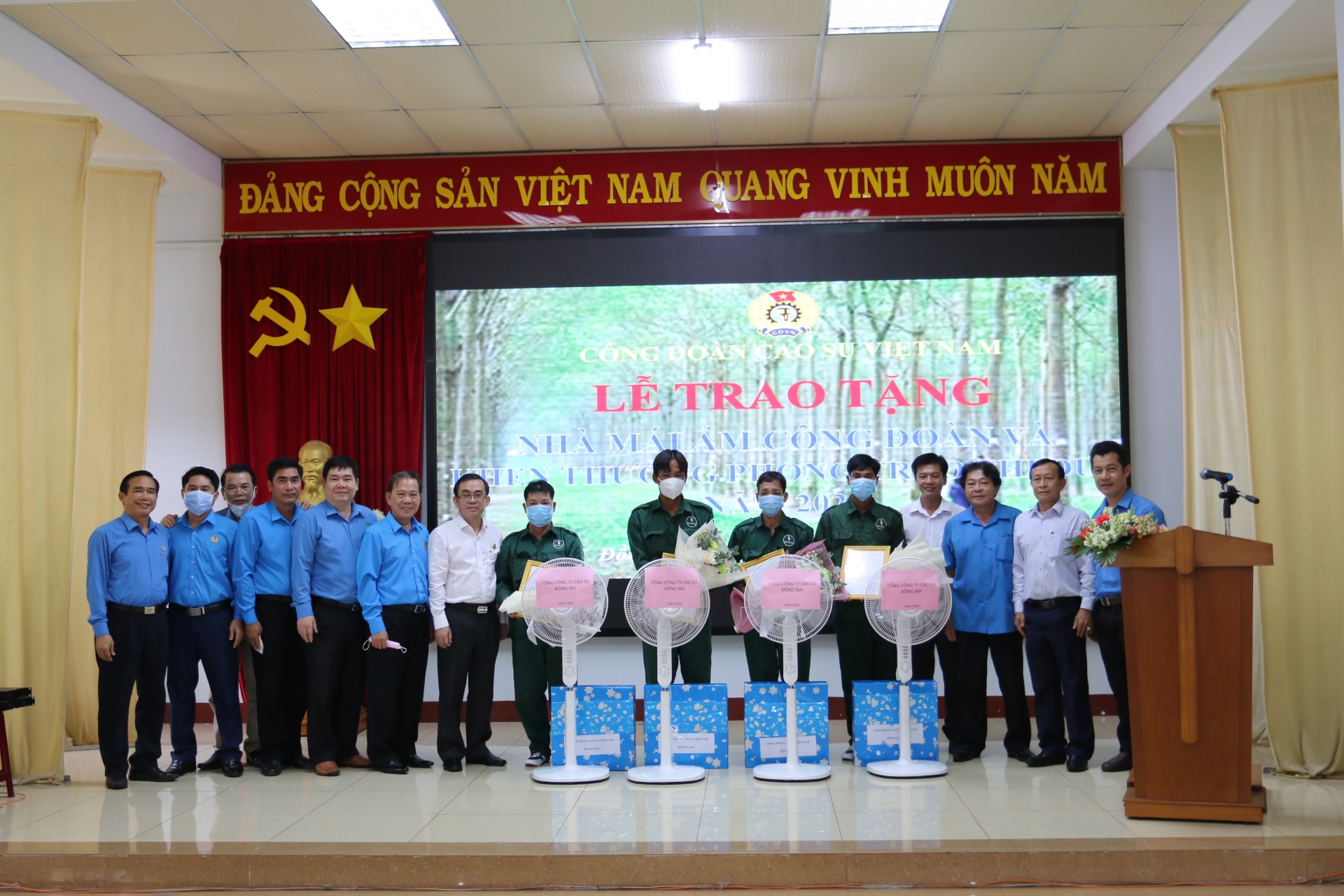 Công đoàn Cao su Việt Nam tập trung nguồn lực chăm lo cho đoàn viên, lao động nghèo Công đoàn Cao su Việt Nam tập trung nguồn lực chăm lo cho đoàn viên, lao động nghèo