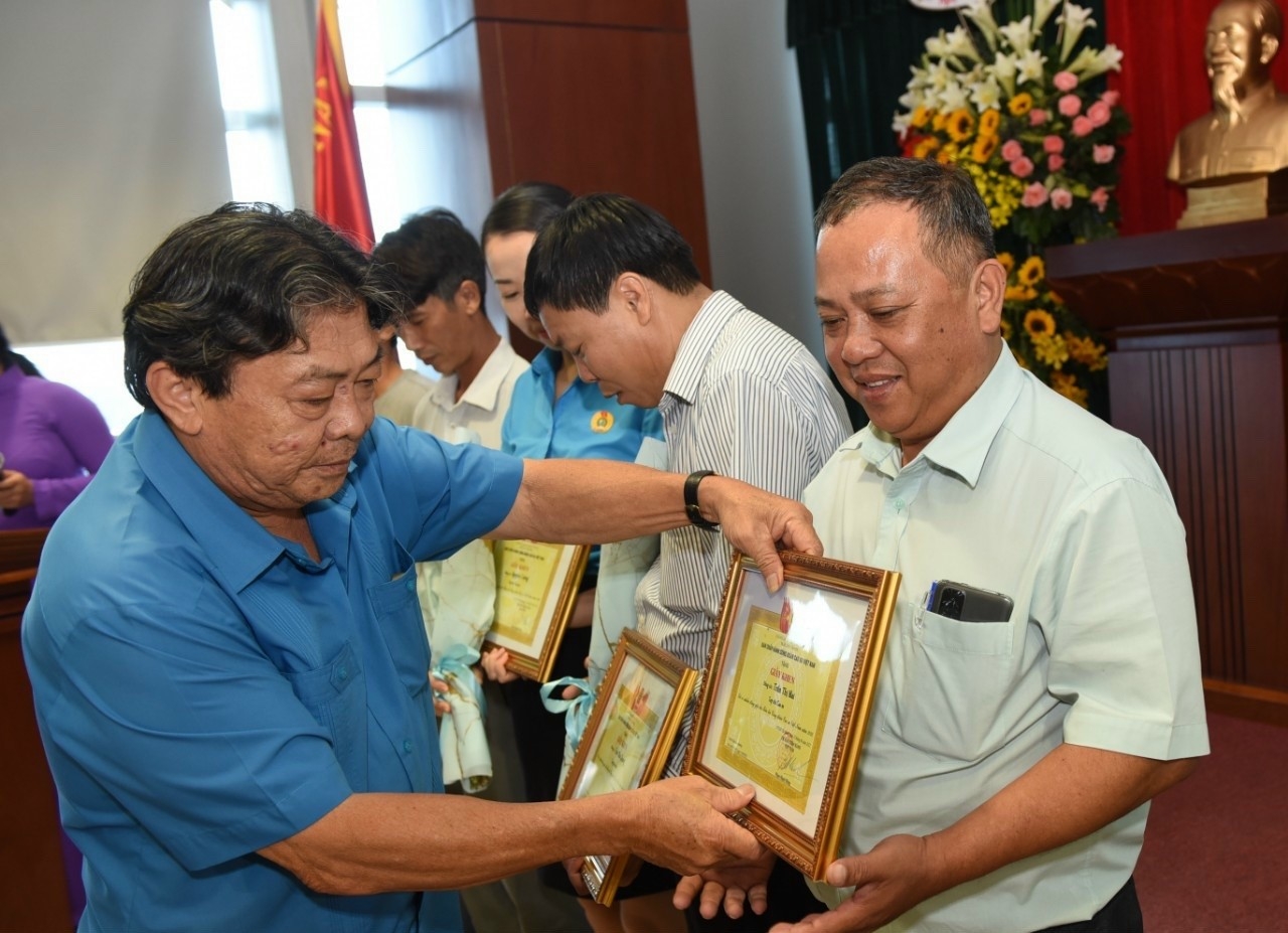 Công đoàn Cao su Việt Nam tập trung nguồn lực chăm lo cho đoàn viên, lao động nghèo Công đoàn Cao su Việt Nam tập trung nguồn lực chăm lo cho đoàn viên, lao động nghèo