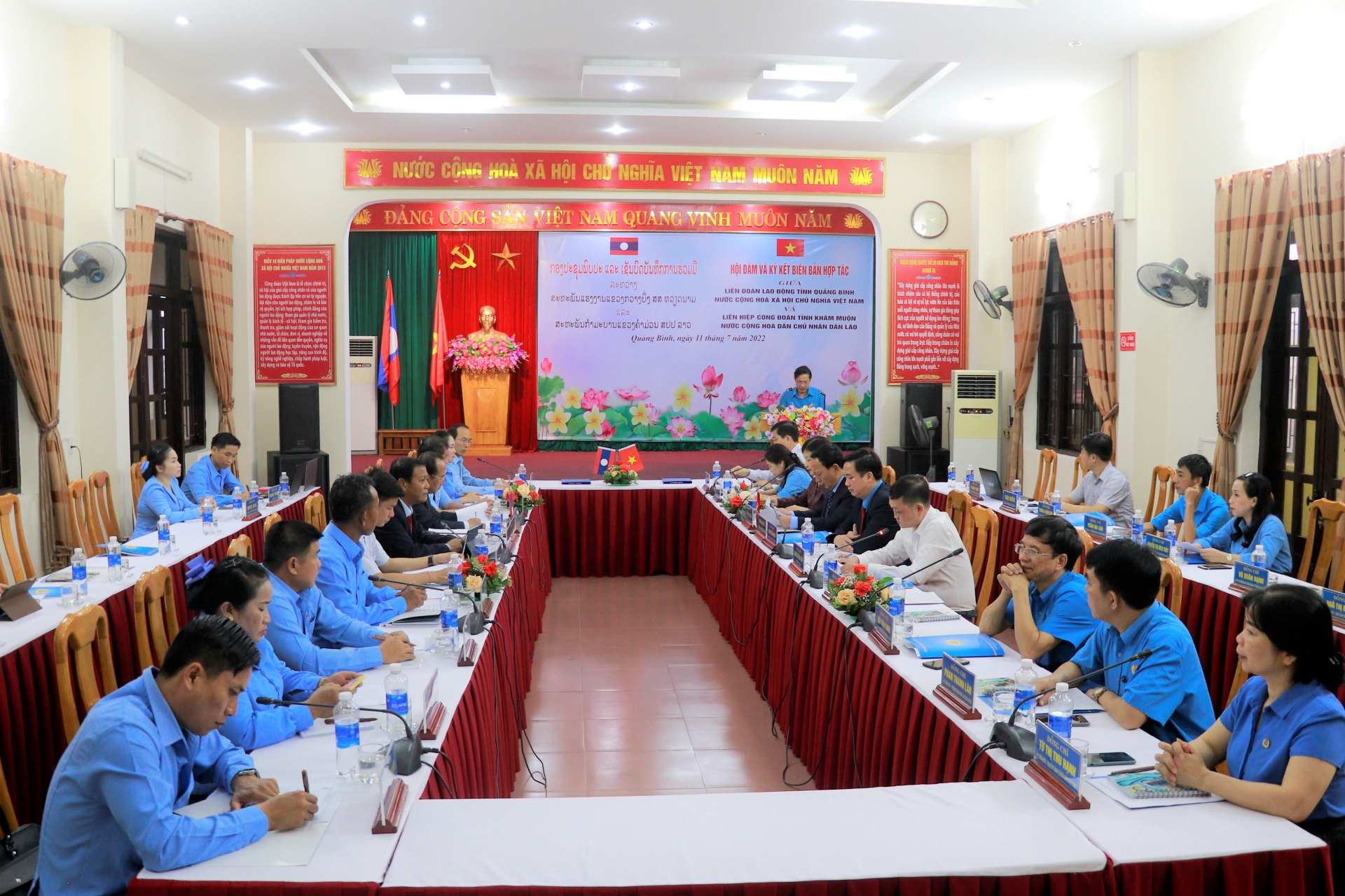 Công đoàn 2 tỉnh Quảng Bình - Khăm Muộn (Lào) ký kết biên bản hợp tác Công đoàn 2 tỉnh Quảng Bình - Khăm Muộn (Lào) ký kết biên bản hợp tác