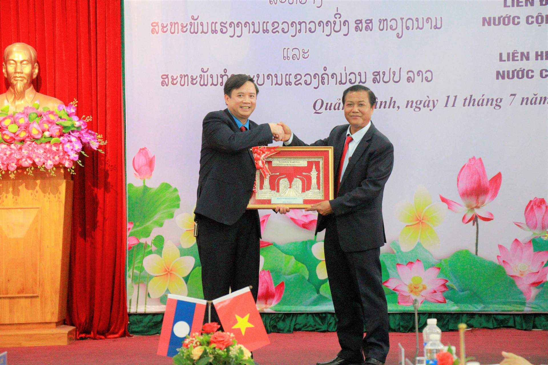 Công đoàn 2 tỉnh Quảng Bình - Khăm Muộn (Lào) ký kết biên bản hợp tác Công đoàn 2 tỉnh Quảng Bình - Khăm Muộn (Lào) ký kết biên bản hợp tác