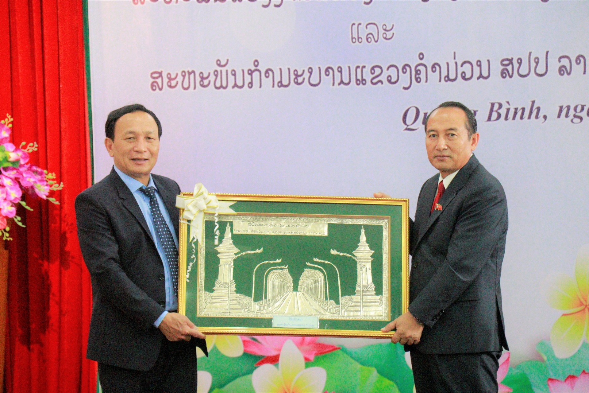 Công đoàn 2 tỉnh Quảng Bình - Khăm Muộn (Lào) ký kết biên bản hợp tác Công đoàn 2 tỉnh Quảng Bình - Khăm Muộn (Lào) ký kết biên bản hợp tác