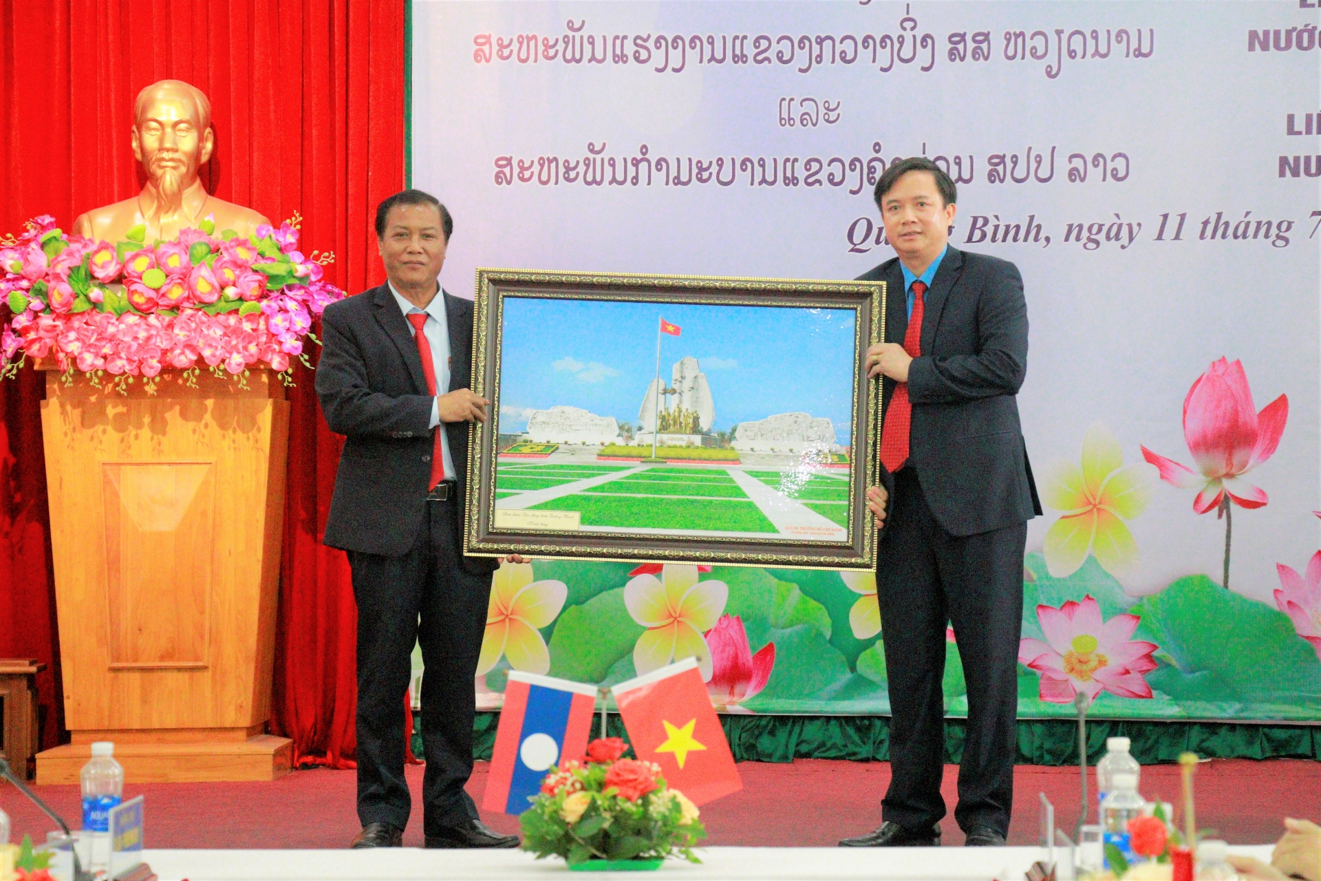 Công đoàn 2 tỉnh Quảng Bình - Khăm Muộn (Lào) ký kết biên bản hợp tác Công đoàn 2 tỉnh Quảng Bình - Khăm Muộn (Lào) ký kết biên bản hợp tác