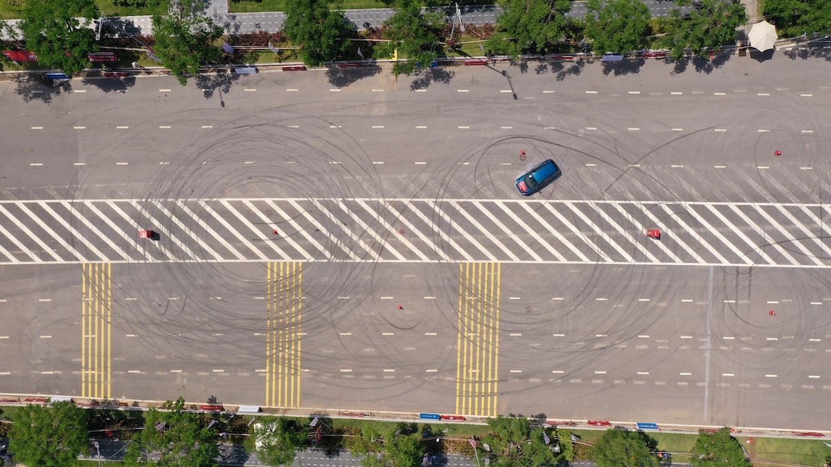 Màn đua nghẹt thở của VF e34 tại giải đua Gymkhana bằng xe điện đầu tiên Màn đua nghẹt thở của VF e34 tại giải đua Gymkhana bằng xe điện đầu tiên