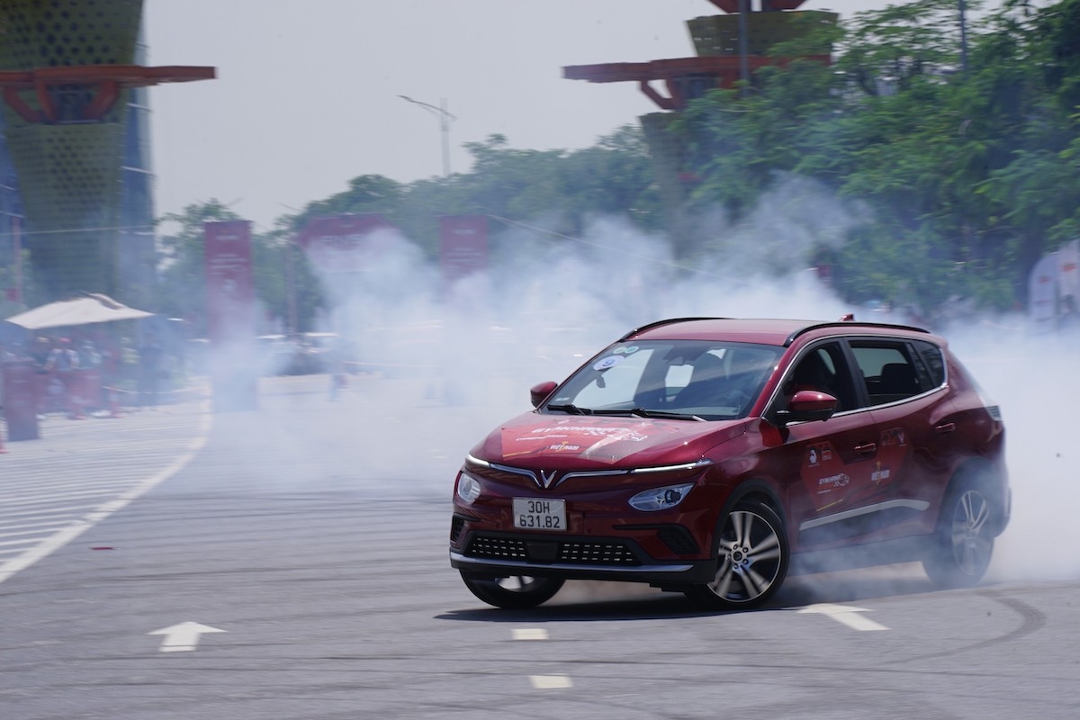 Màn đua nghẹt thở của VF e34 tại giải đua Gymkhana bằng xe điện đầu tiên Màn đua nghẹt thở của VF e34 tại giải đua Gymkhana bằng xe điện đầu tiên