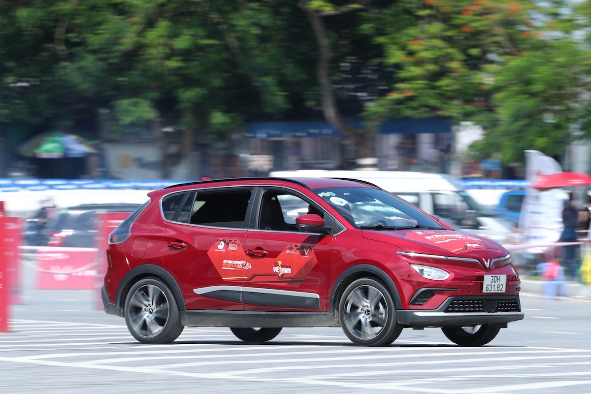 Màn đua nghẹt thở của VF e34 tại giải đua Gymkhana bằng xe điện đầu tiên Màn đua nghẹt thở của VF e34 tại giải đua Gymkhana bằng xe điện đầu tiên