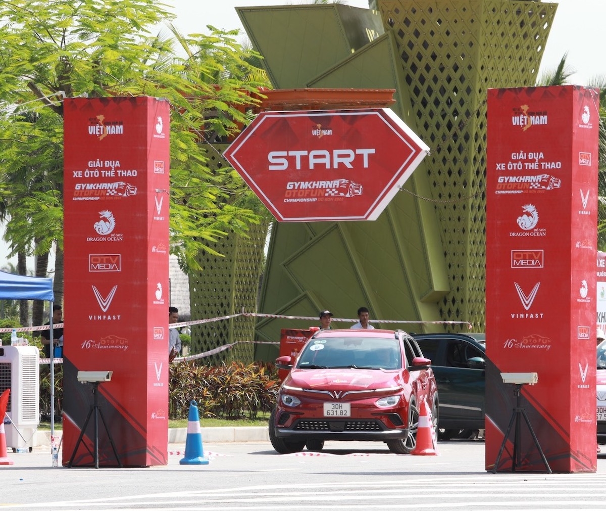 Màn đua nghẹt thở của VF e34 tại giải đua Gymkhana bằng xe điện đầu tiên Màn đua nghẹt thở của VF e34 tại giải đua Gymkhana bằng xe điện đầu tiên