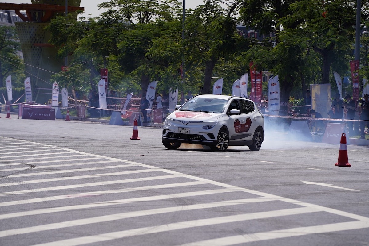 Màn đua nghẹt thở của VF e34 tại giải đua Gymkhana bằng xe điện đầu tiên Màn đua nghẹt thở của VF e34 tại giải đua Gymkhana bằng xe điện đầu tiên