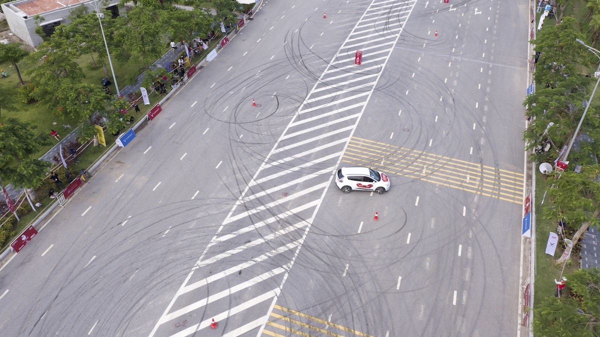 Màn đua nghẹt thở của VF e34 tại giải đua Gymkhana bằng xe điện đầu tiên Màn đua nghẹt thở của VF e34 tại giải đua Gymkhana bằng xe điện đầu tiên