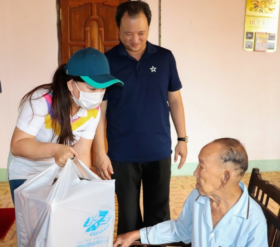 NovaGroup đồng hành với b Quân y 175 khám bệnh, phát thuốc cho 600 hộ dân khó khăn
