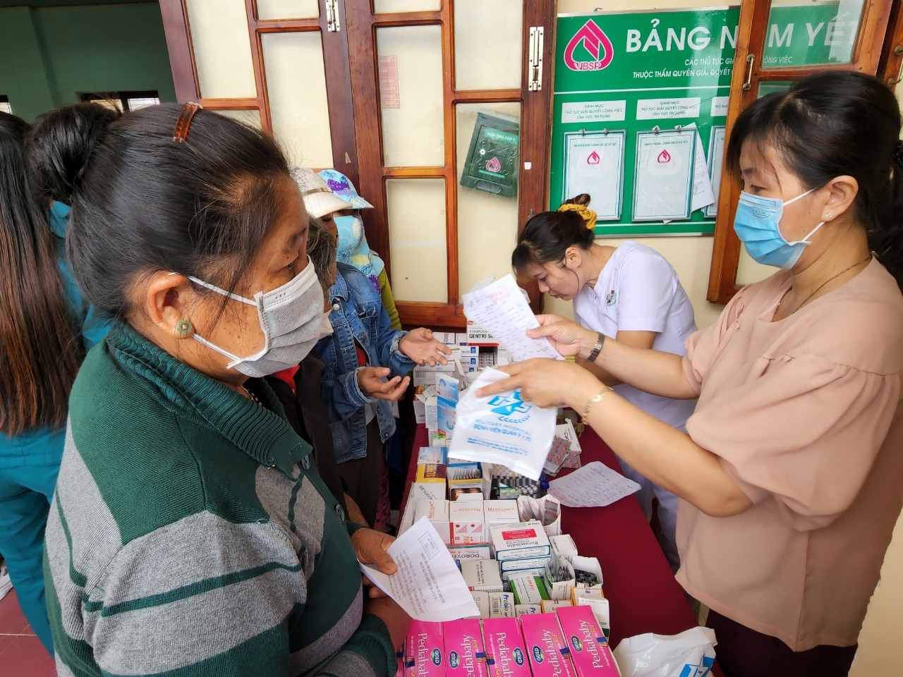 NovaGroup đồng hành với b Quân y 175 khám bệnh, phát thuốc cho 600 hộ dân khó khăn