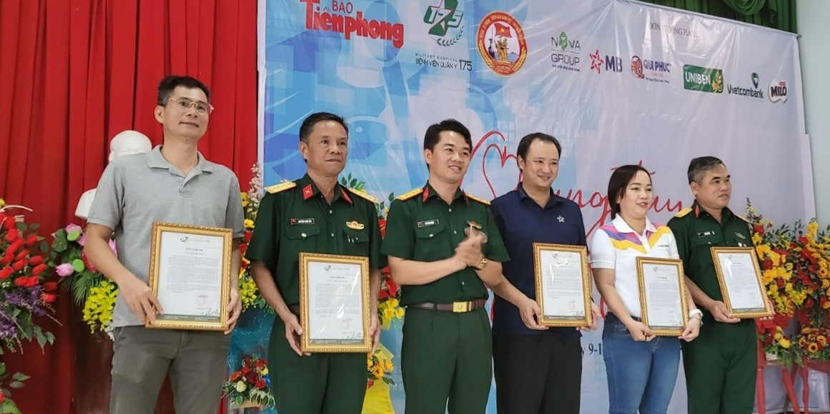 NovaGroup đồng hành với b Quân y 175 khám bệnh, phát thuốc cho 600 hộ dân khó khăn