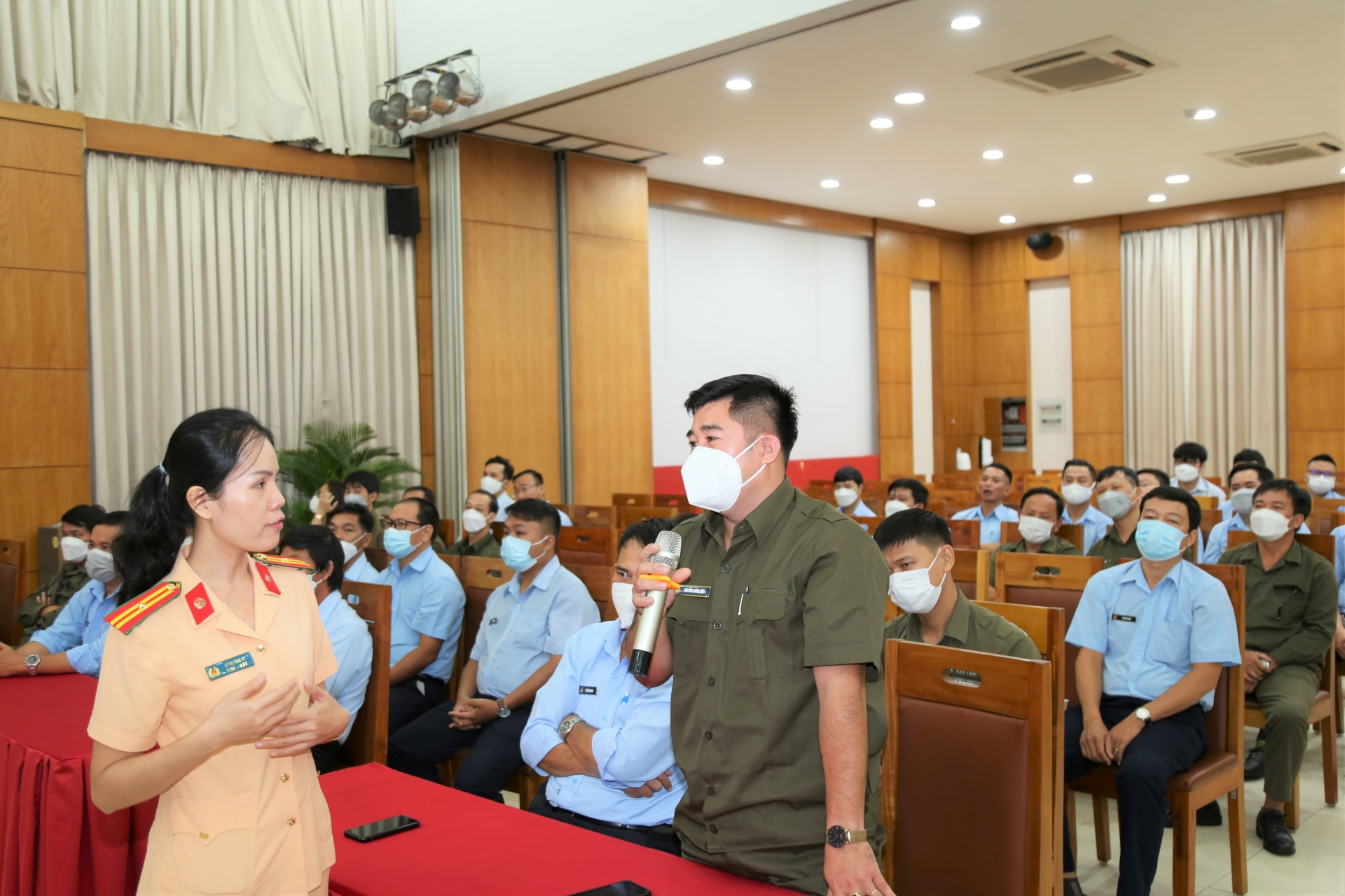 Tuyên truyền phổ biến pháp luật về trật tự an toàn giao thông cho NLĐ Tuyên truyền phổ biến pháp luật về trật tự an toàn giao thông cho NLĐ