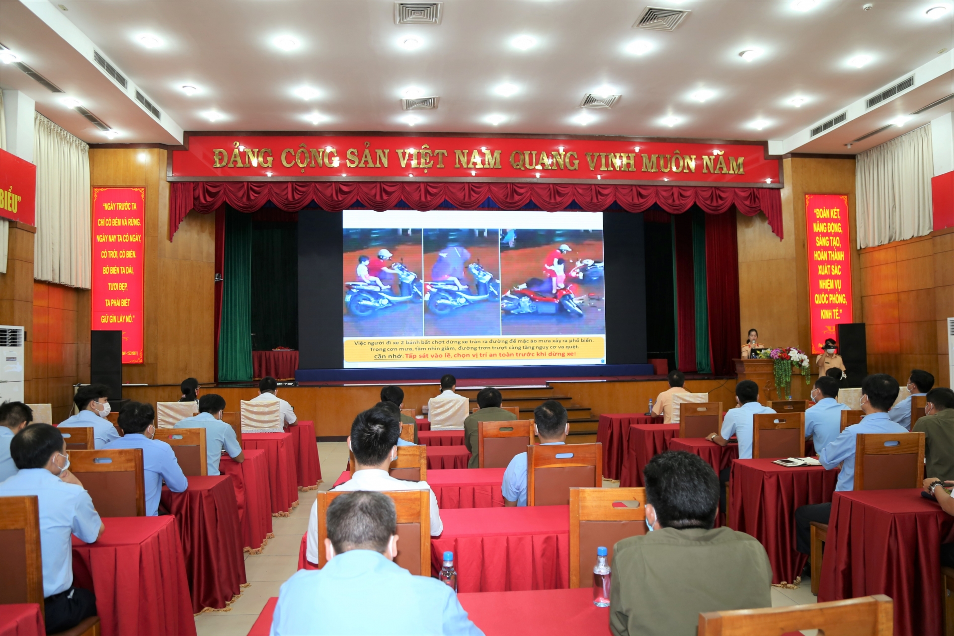 Tuyên truyền phổ biến pháp luật về trật tự an toàn giao thông cho NLĐ Tuyên truyền phổ biến pháp luật về trật tự an toàn giao thông cho NLĐ