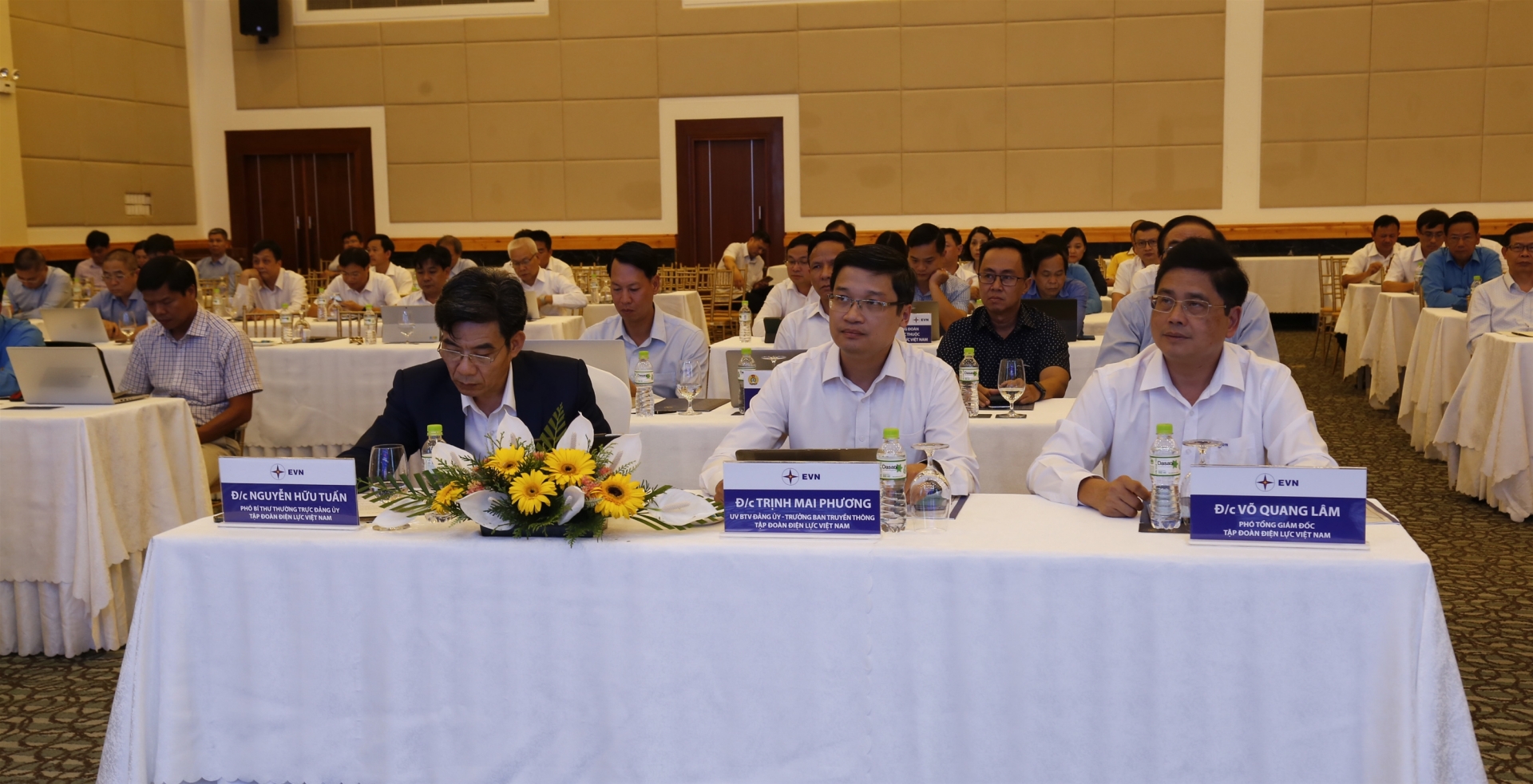 Trao hơn 1.000 suất quà cho người lao động khó khăn trong Tháng Công nhân