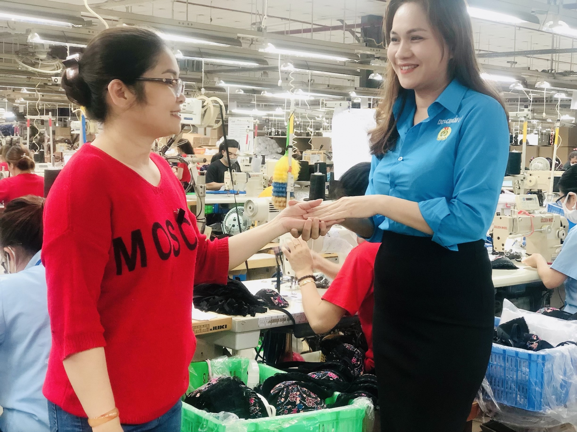 Nữ cán bộ công đoàn “nghe công nhân nói – nói công nhân hiểu” Nữ cán bộ công đoàn “nghe công nhân nói – nói công nhân hiểu”