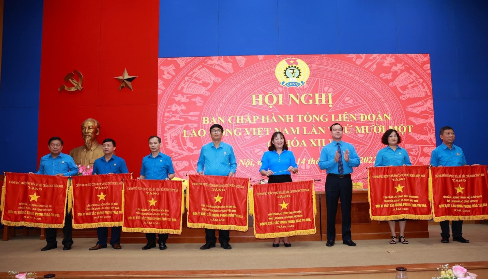 LĐLĐ tỉnh Hà Tĩnh vinh dự đón nhận Cờ thi đua của Chính phủ