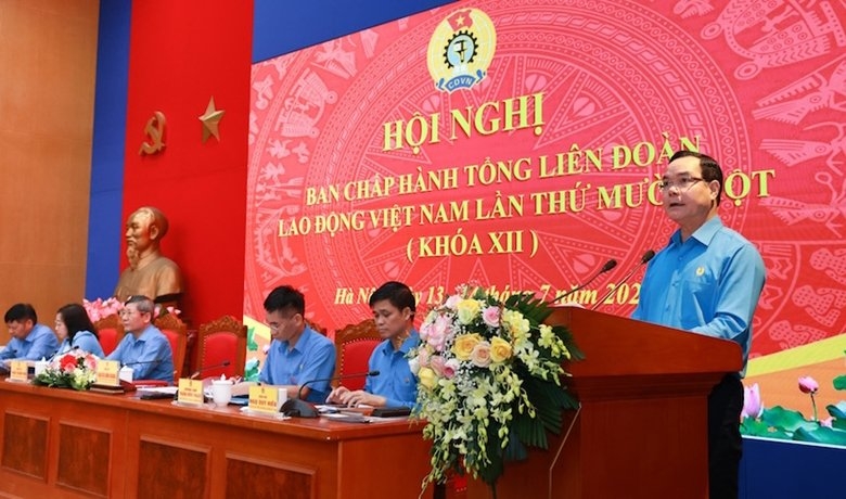 LĐLĐ tỉnh Hà Tĩnh vinh dự đón nhận Cờ thi đua của Chính phủ