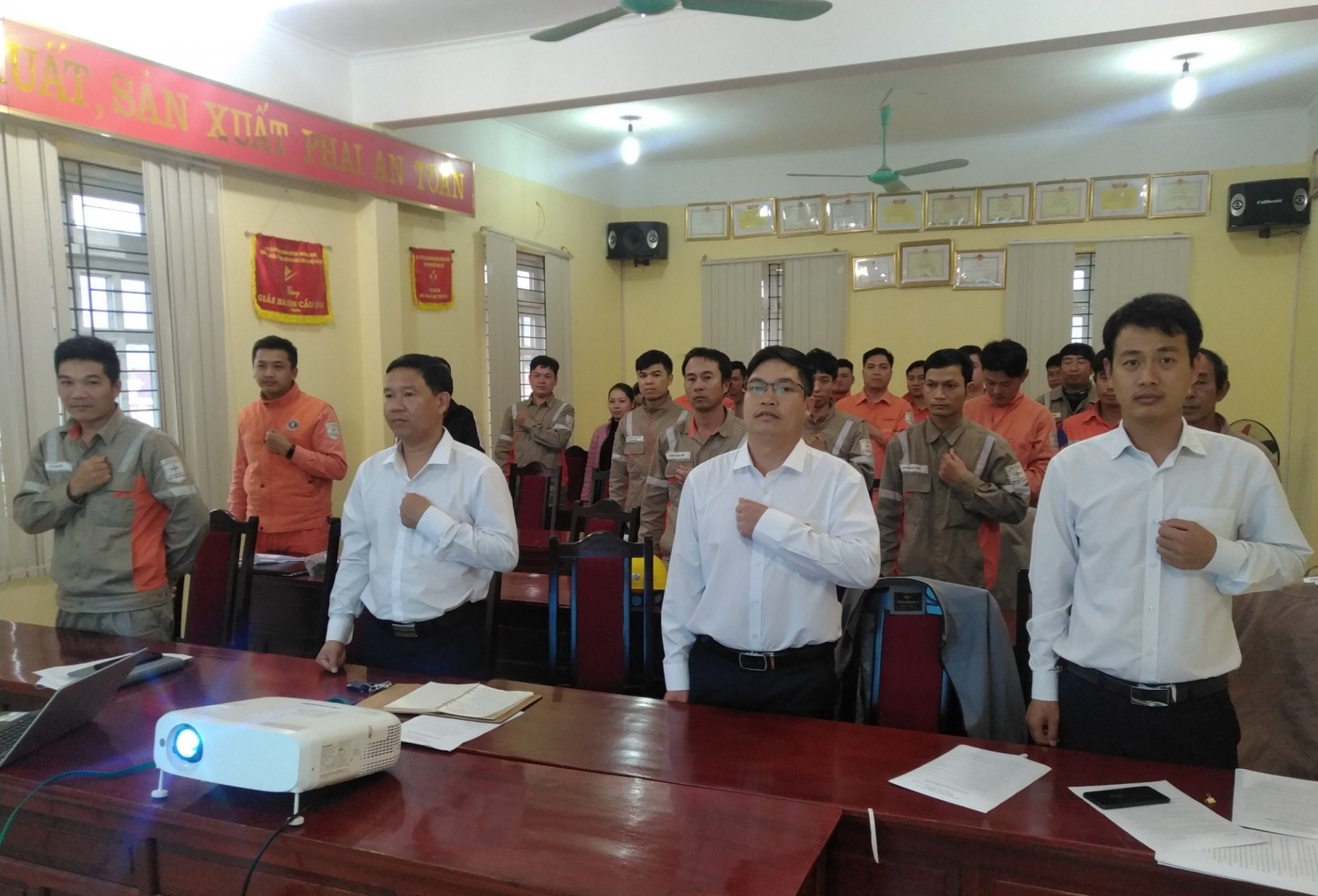 Yêu cầu NLĐ tự hỏi, trả lời 3 câu hỏi an toàn trước khi vào làm việc Yêu cầu NLĐ tự hỏi, trả lời 3 câu hỏi an toàn trước khi vào làm việc