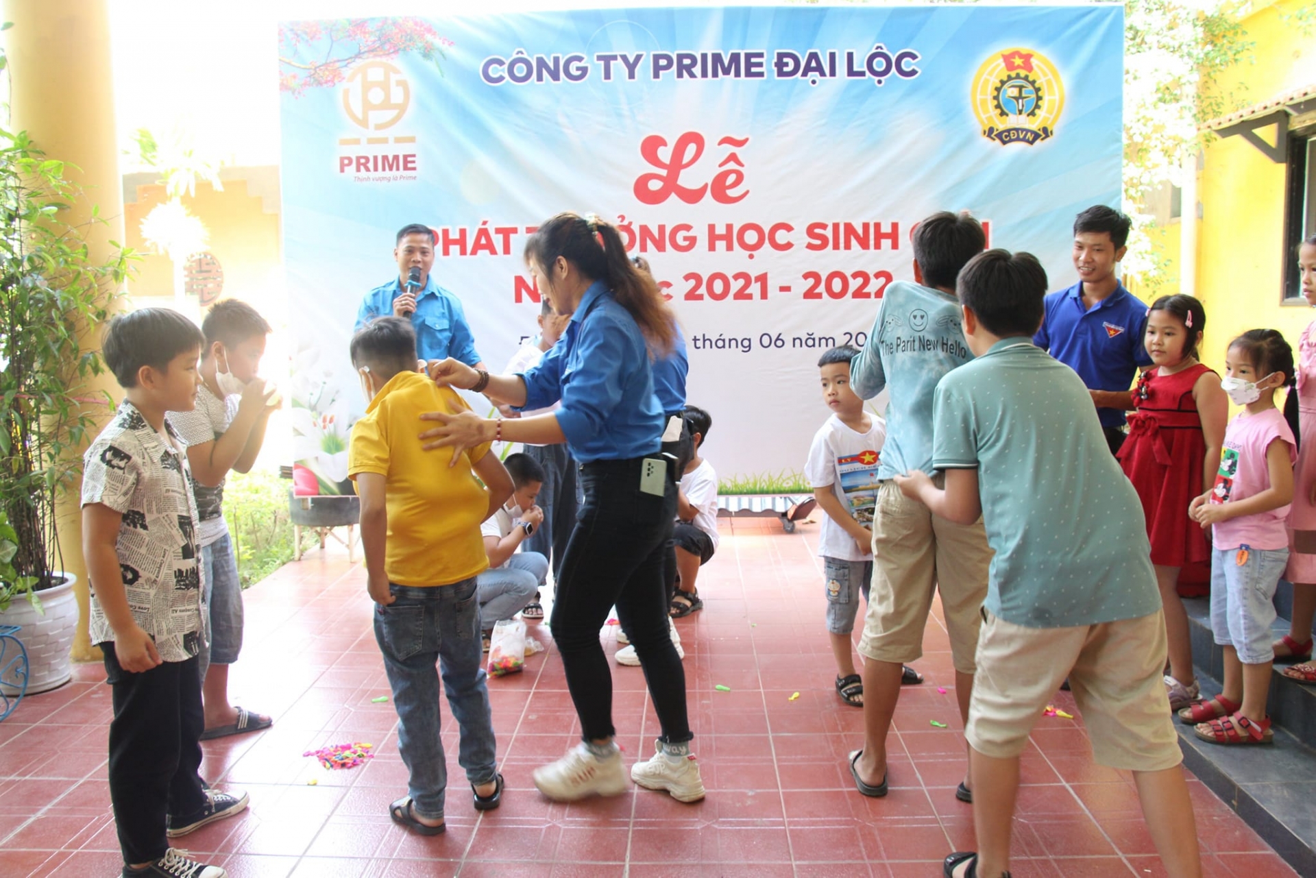 Các em hào hứng tham gia trò chơi tập 