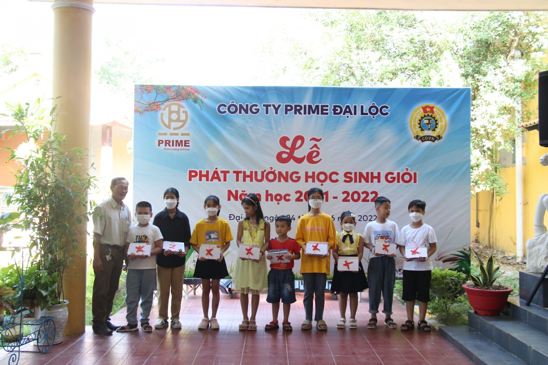 Đồng chí Phạm Quang Phú - Chủ tịch CĐ Prime Đại Lộc trao quà cho các em