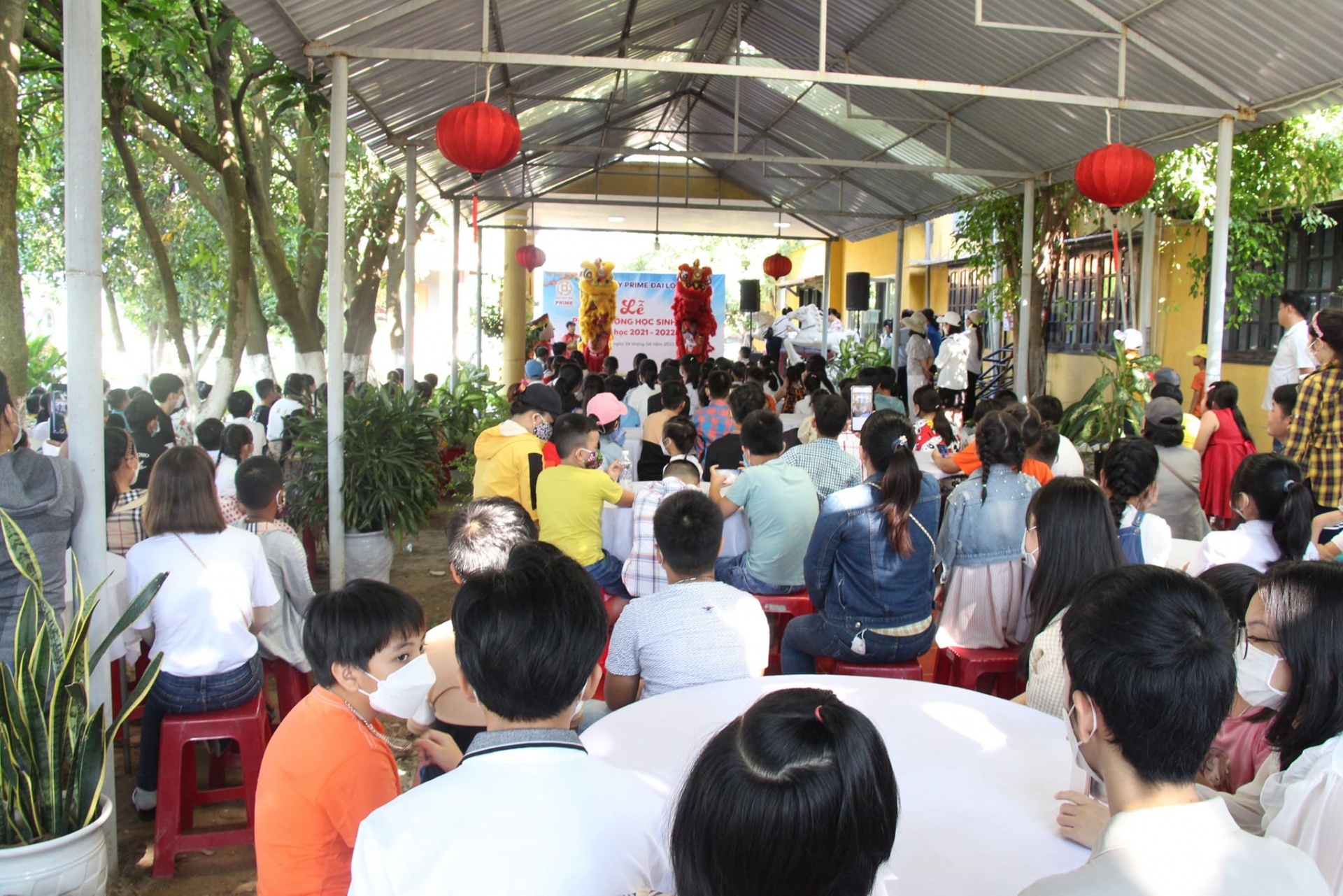 Chương trình khen thưởng: Tiết mục múa lân thu hút các bạn nhỏ