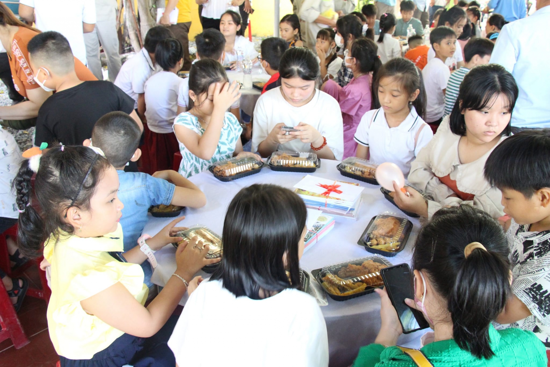 Chương trình khen thưởng _ Bữa tiệc mặn đúng sở thích với khoai tây chiên và gà rán