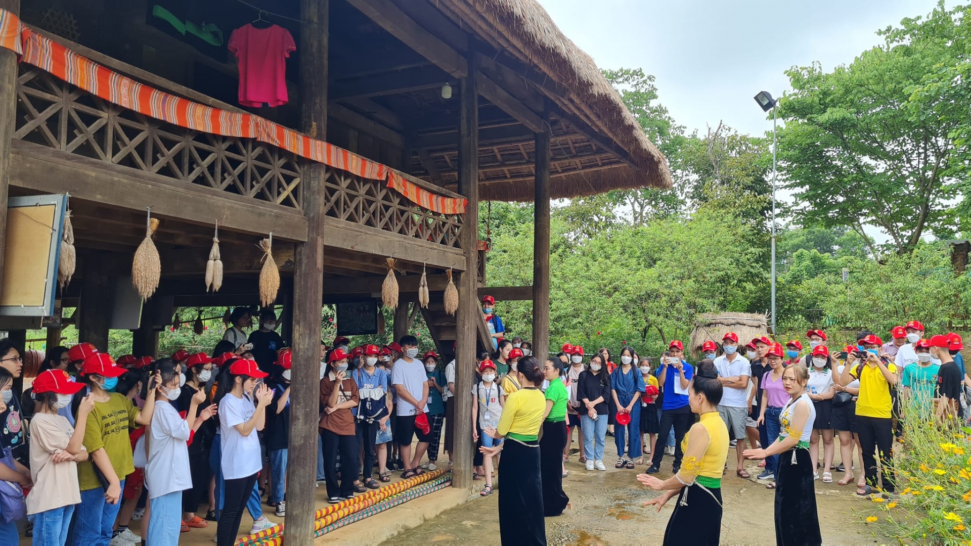 Các bạn nhỏ hứng thú với văn hoá các dân tộc