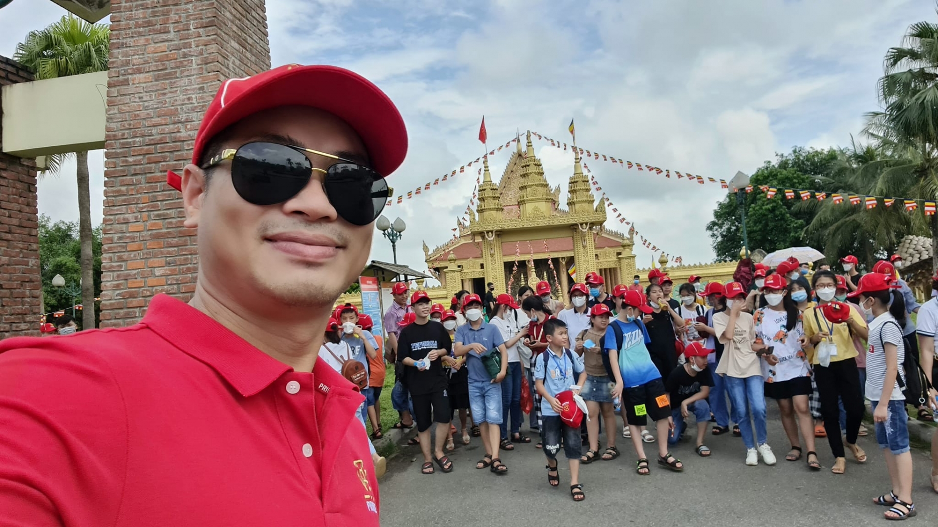 Các con vui là niềm vui của chú - Đồng chí Trần Phi Long khoe ảnh đẹp bên các bạn nhỏ Prime Group trên Facebook