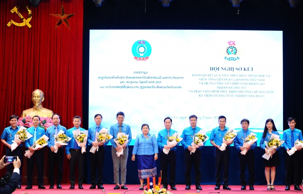 Lãnh đạo Tổng LĐLĐ Việt Nam được CHDCND Lào trao tặng tặng Huân chương Hữu nghị