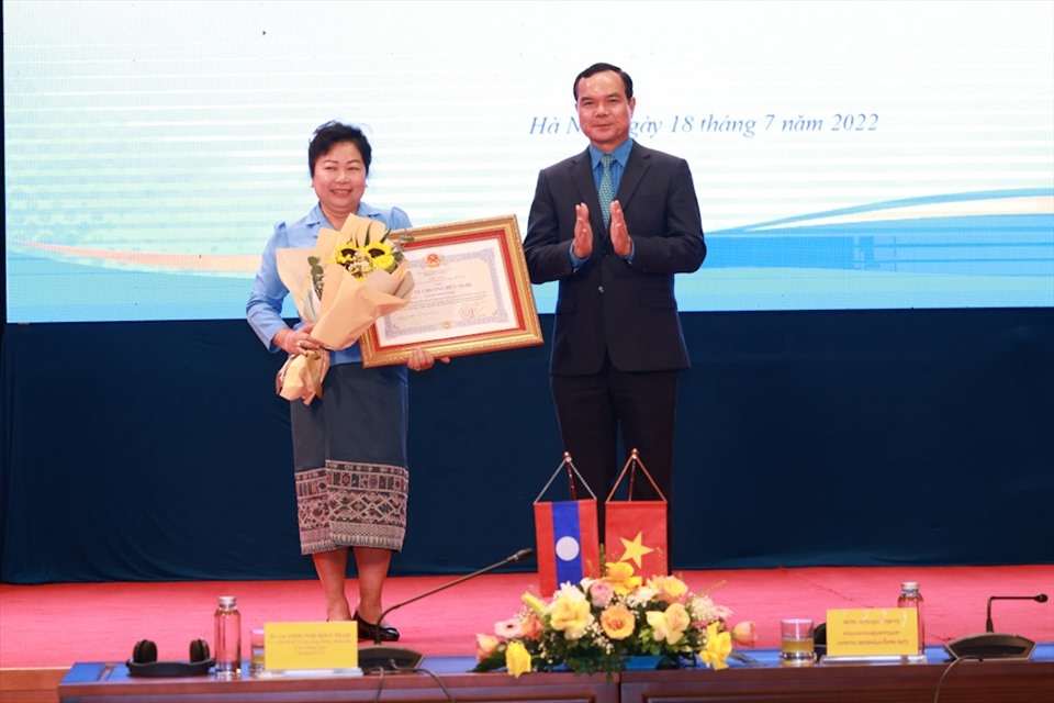 Lãnh đạo Tổng LĐLĐ Việt Nam được CHDCND Lào trao tặng tặng Huân chương Hữu nghị