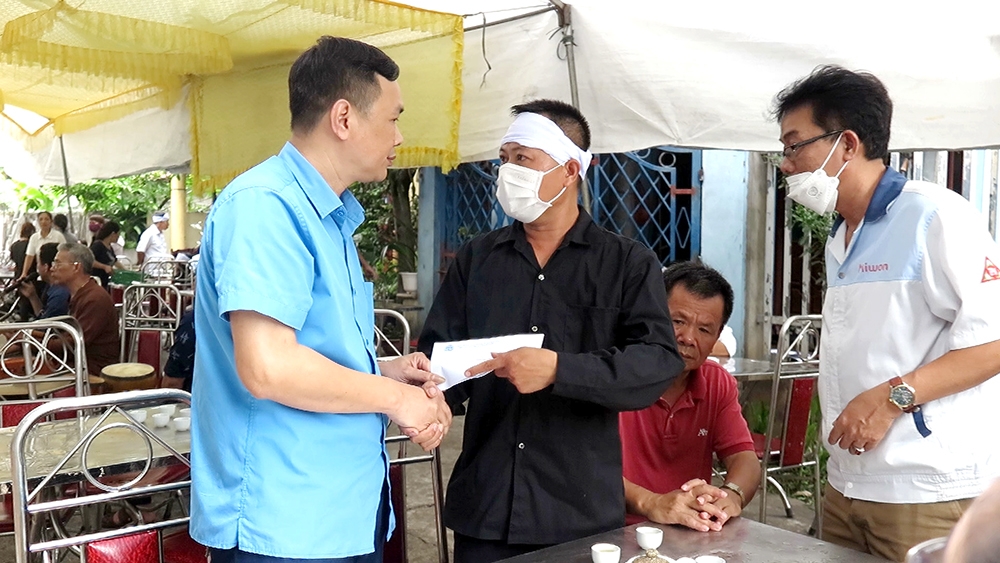 Thăm hỏi, động viên gia đình công nhân Công ty TNHH Daesang Việt Nam bị thương vong