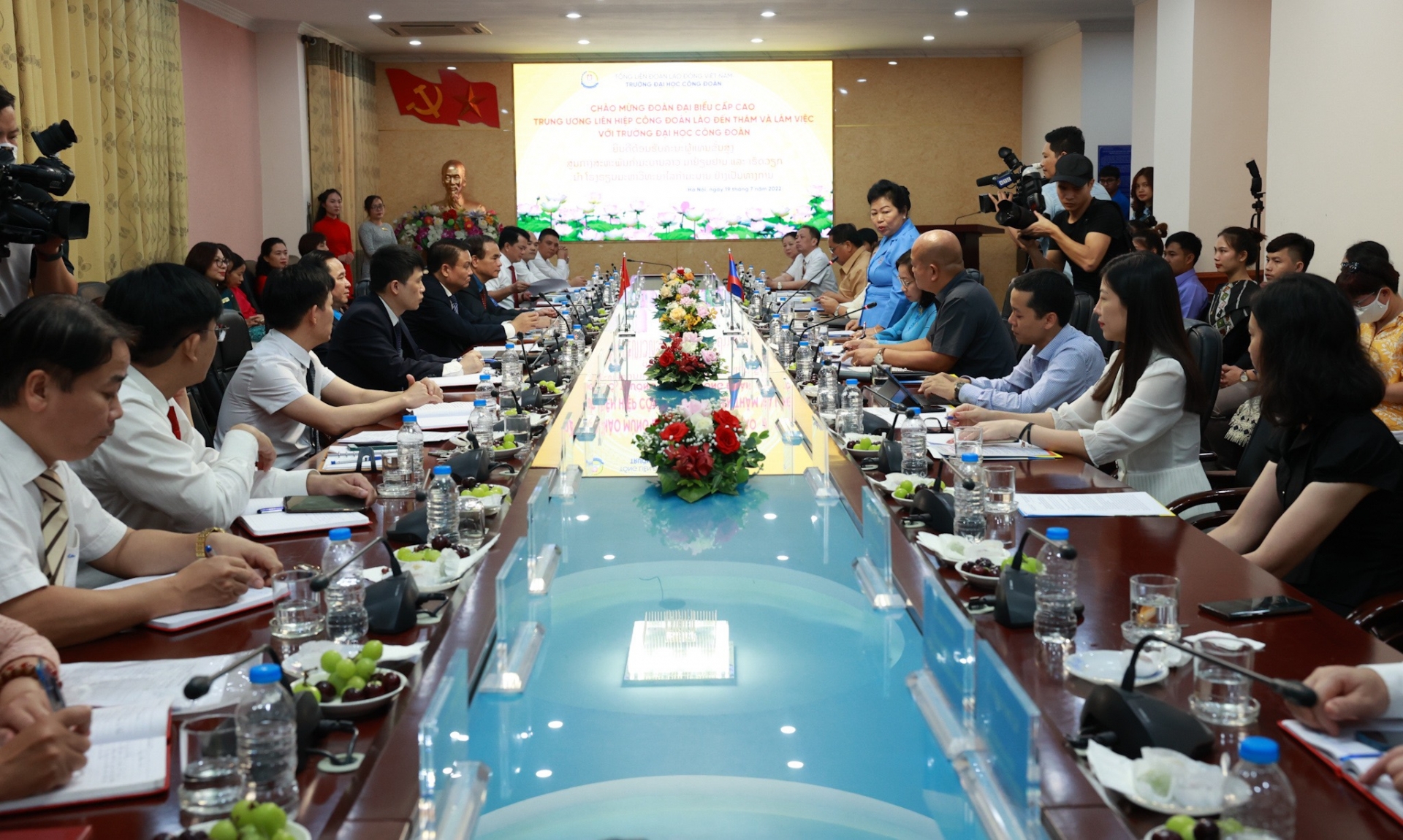 Mong muốn Trường Đại học Công đoàn hỗ trợ nâng cao trình độ cán bộ công đoàn Lào Mong muốn Trường Đại học Công đoàn hỗ trợ nâng cao trình độ cán bộ công đoàn Lào