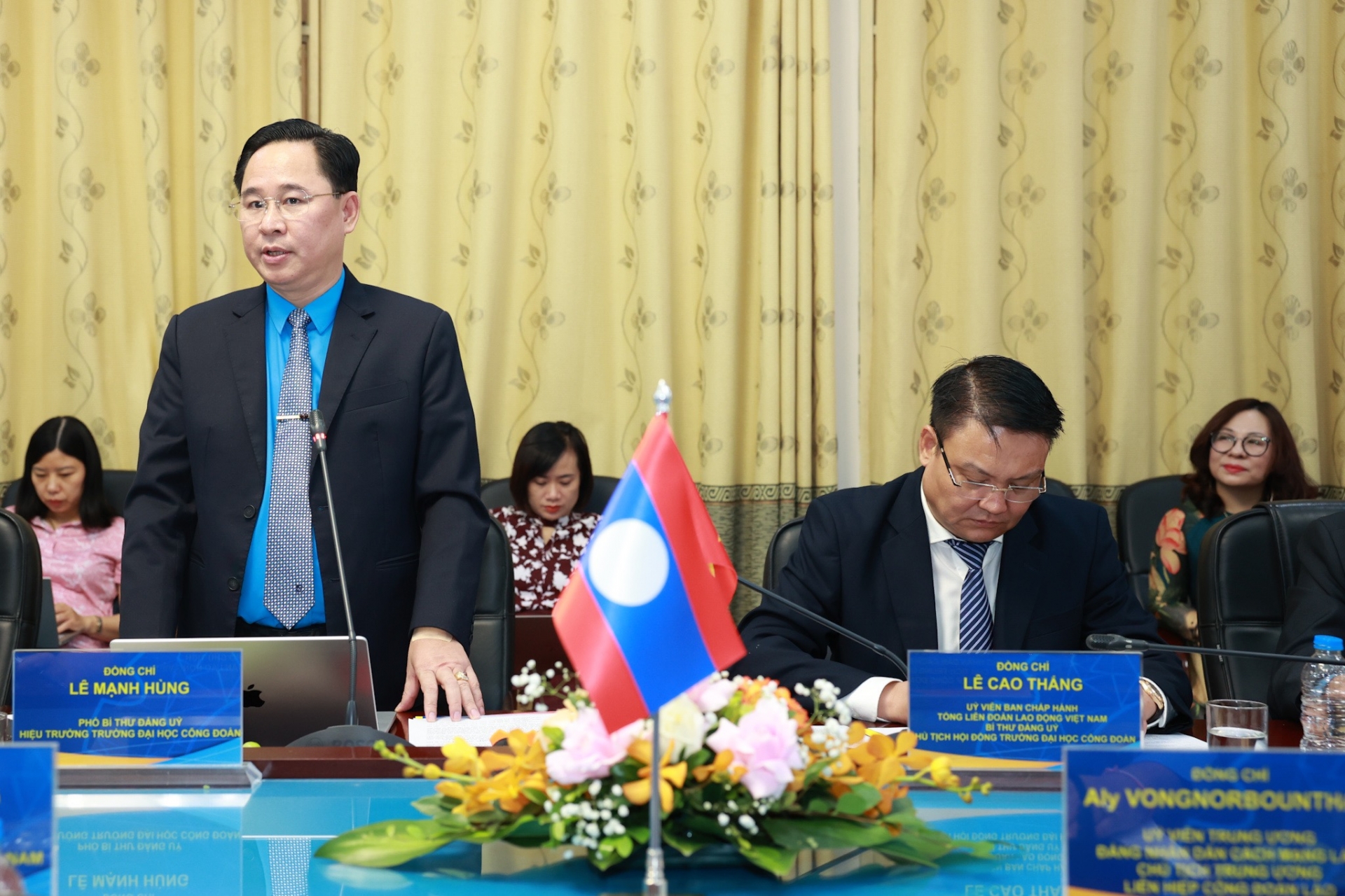 Mong muốn Trường Đại học Công đoàn hỗ trợ nâng cao trình độ cán bộ công đoàn Lào Mong muốn Trường Đại học Công đoàn hỗ trợ nâng cao trình độ cán bộ công đoàn Lào