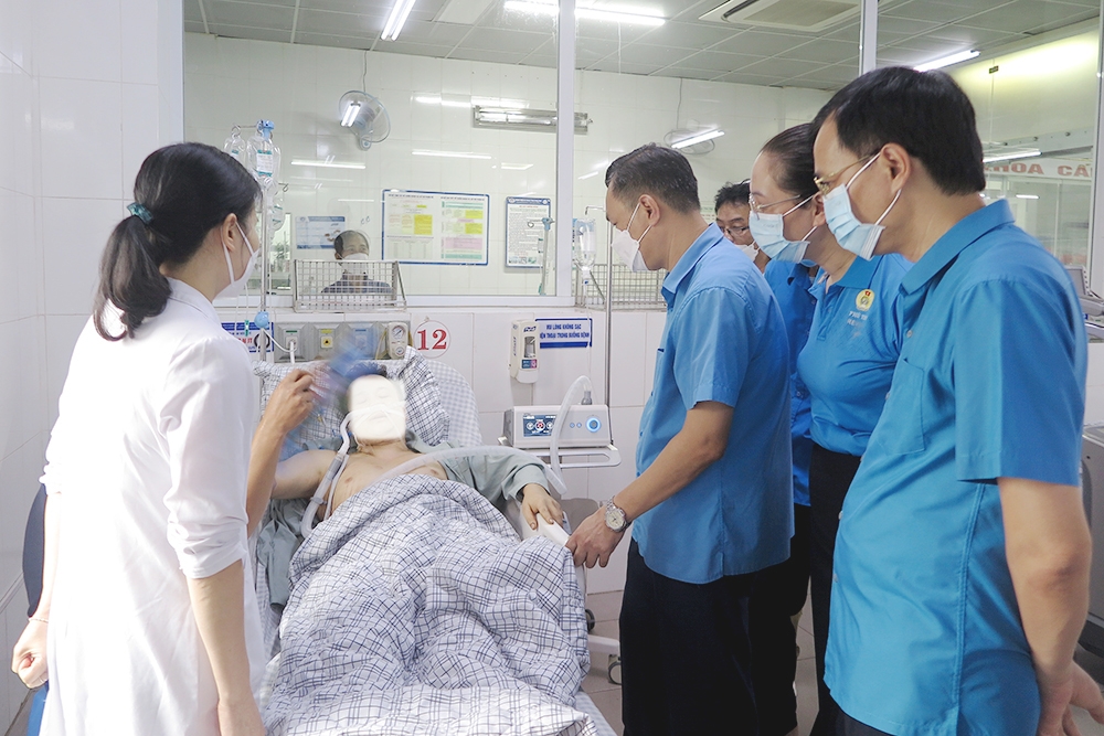 Thăm hỏi, động viên gia đình công nhân Công ty TNHH Daesang Việt Nam bị thương vong