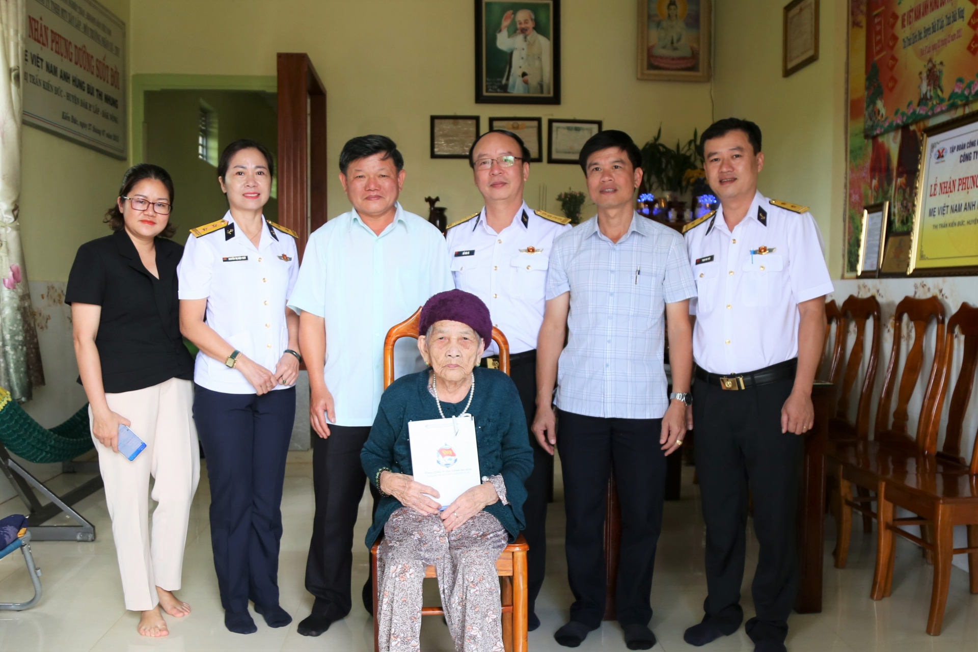 NLĐ Tân Cảng Sài Gòn ghi nhớ công lao của các anh hùng liệt sĩ NLĐ Tân Cảng Sài Gòn ghi nhớ công lao của các anh hùng liệt sĩ