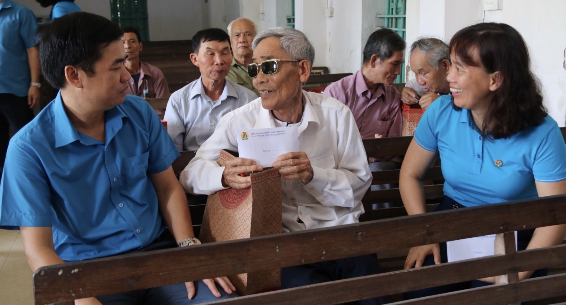 Công đoàn Thái Bình thăm hỏi, tặng quà thương binh và gia đình chính sách